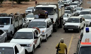 Dân thường tháo chạy khỏi quê ông Gadhafi