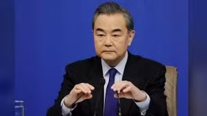 Ngoại trưởng Trung Quốc nói COVID-19 chưa hẳn khởi phát từ Trung Quốc