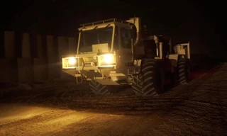 Máy xúc hạng nặng đang làm nhiệm vụ tại khu vực phát hiện ra đường hầm