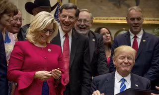 Bà Liz Cheney (áo đỏ) là một trong 10 nghị sĩ Đảng Cộng hòa bỏ phiếu ủng hộ dự thảo luận tội ông Trump lần hai. Ảnh: Casper Star-Tribune.