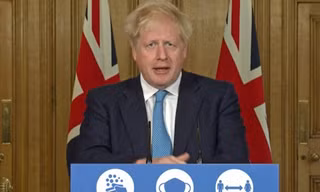 Thủ tướng Anh Boris Johnson trong buổi họp báo tối ngày hôm qua.