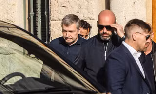 Tỷ phú Rybolovlev (ngoài cùng bên trái) rời tòa án Monaco sau phiên tranh tụng với Yves Bouvier.