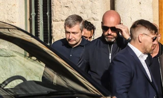 Tỷ phú Rybolovlev (ngoài cùng bên trái) rời tòa án Monaco sau phiên tranh tụng với Yves Bouvier.