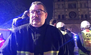 Giáo sĩ Jean-Marc Fournier, người từng hỗ trợ các nạn nhân vụ khủng bố tại Paris năm 2015, thêm một lần nữa được tôn vinh là người hủng sau khi tham gia ứng cứu tại vụ cháy Nhà thờ Đức Bà Paris