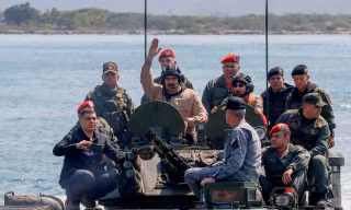 Tổng thống Venezuela Nicolas Maduro trên chiếc xe tăng cùng các binh sĩ