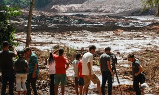 Cảnh tượng sau khi cơn lũ tràn qua vì vỡ đập tại khu khai thác mỏ Brazil