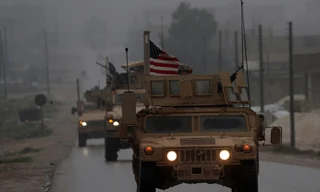 Xe quân sự Mỹ di chuyển tại Manbij, phía bắc Syria. Mỹ cam kết rút quân, thế nhưng không phải rút lập tức toàn bộ như nhận định ban đầu
