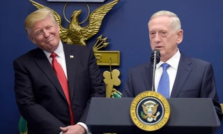 Những khúc mắc giữa Tổng thống Trump (trái) với giới tướng lĩnh Mỹ tiềm ẩn nguy cơ rạn nứt trong nội bộ chính quyền trong thời gian tới