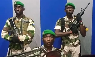 Ba người lính Gabon đội mũ beret đang kêu gọi đảo chính trên mạng xã hội