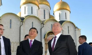 Tổng thống Nga Vladimir Putin và Chủ tịch Trung Quốc Tập Cận Bình đã cùng nhau tham quan Điện Kremlin, trong khuôn khổ cuộc gặp giữa hai nhà lãnh đạo