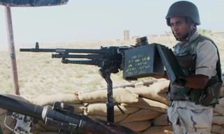 Binh sĩ Ai Cập canh giữ chốt tiền tiêu tại thành phố Al Arish