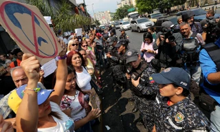 Người biểu tình chống chính phủ Venezuela xuống đường tại thủ đô Caracas