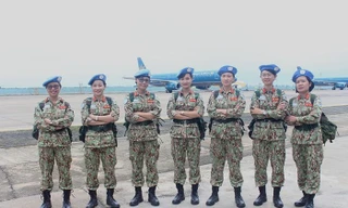 Các chiến sĩ Bệnh viện dã chiến cấp 2 số 1 thuộc Lực lượng gìn giữ hòa bình Việt Nam đã tập kết về sân bay Tân Sơn Nhất (TP.HCM)