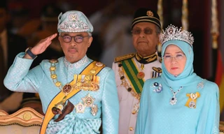 Quốc vương Abdullah và Hoàng hậu đứng chào đội Vệ binh Danh dự trong buổi tiếp đón trên Quảng trường Quốc hội ở Thủ đô Kualar Lumpur (Ảnh: AFP)