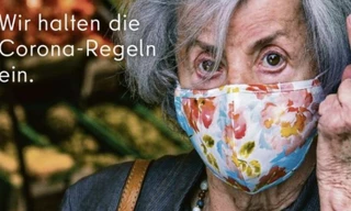 Bức áp phích về dịch COVID-19 đang gây tranh cãi gay gắt tại Đức. Ảnh: Visit Berlin.