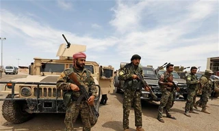 Các thành viên SDF chuẩn bị cho chiến dịch chống IS ở gần Abu Kamal, tỉnh Deir Ezzor. (Ảnh: AFP/TTXVN)