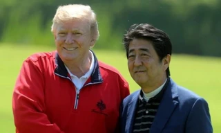 Tổng thống Donald Trump (trái) bên cạnh Thủ tướng Nhật Bản Shinzo Abe - quốc gia đồng minh lâu năm của Mỹ