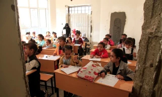 Bên những bức tường còn nguyên vết tích giao tranh, cô trò Yemen vẫn đến lớp với ước mơ bình dị - được dạy và được học 