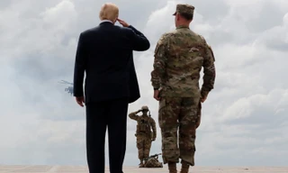 Tổng thống Mỹ Donald Trump chào điều lệnh với binh sĩ Mỹ tại căn cứ quân sự New York