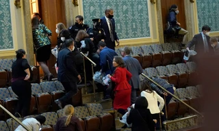 Hình ảnh hỗn loạn được ghi nhận tại điện Capitol khi xảy ra cuộc bạo động. Ảnh: The New York Times.