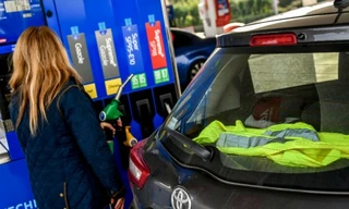 Một lái xe Pháp ủng hộ phong trào "áo vàng" đòi điều chỉnh giá nhiên liệu xuống mức hợp lý