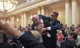 THẾ GIỚI 24H: Một phóng viên bị đưa ra khỏi họp báo thượng đỉnh Nga-Mỹ