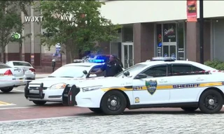 Cảnh sát phong tỏa trung tâm mua sắm giải trí Jacksonville Landing sau vụ xả súng. Ảnh: Fox News