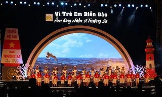 BẢN TIN TÌNH NGUYỆN: Trao học bổng cho học sinh ở Trường Sa