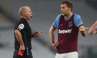 Tình huống gây tranh cãi của trọng tài Mike Dean trong trận đấu giữa Fulham và West Ham. Ảnh: Reuters.