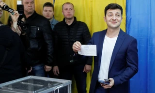 Ứng viên Volodymyr Zelensky tham gia bỏ phiếu bầu cử Tổng thống Ukraine