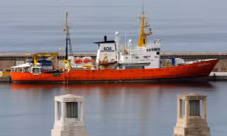 Tàu cứu hộ Aquarius đang bị nghi ngờ xả rác thải độc hại xuống vùng biển Italia