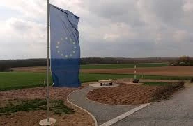 Lá cờ EU phấp phới bay bên điểm dấu đỏ-trắng, là trung tâm của EU trong tương lai, tại làng Gadheim, Đức, trong trường hợp Brexit diễn ra