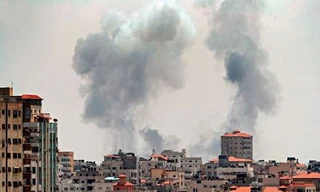 Khói bốc cao sau một cuộc không kích của Israel trên vùng đất Palestine