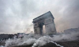 Bạo động chuyển hóa thành bạo lực ở Paris