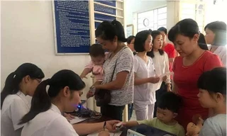 Các bé được khám sàng lọc trước khi vào khám tại bàn bác sĩ.