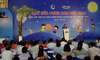 BẢN TIN THANH NIÊN: Trao 66.000 ly sữa cho trẻ đón Trung thu