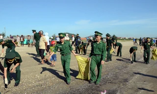 BẢN TIN TÌNH NGUYỆN: Cán bộ chiến sĩ chung tay làm sạch biển