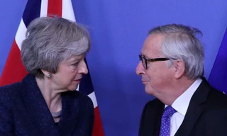 Thủ tướng Anh Theresa May (trái) sẽ chính thức đưa ra lời đề nghị tái đàm phán Brexit với EU, để thoát khỏi tình trạng bế tắc như hiện tại