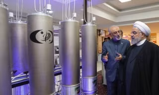 Mỹ đã liên tục trừng phạt, gây sức ép lên Iran trong nhiều năm qua bởi chương trình hạt nhân của Iran bị coi là nguy cơ đe dọa đối với Mỹ