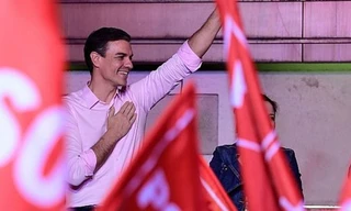 Thủ tướng Tây Ban Nha Pedro Sanchez tuyên bố chiến thắng trong cuộc bầu cử trước đám đông người ủng hộ