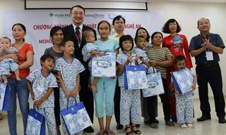 Đại diện Nhà tài trợ và Ban tổ chức trao quà cho các trẻ em có hoàn cảnh đặc biệt khó khăn. 