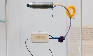 Một thiết bị do thám được trưng bày ở Bảo tàng Stasi, Berlin. Ngày nay, việc nắm bắt và bảo vệ những thông tin riêng tư, bí mật đã ngày càng trở nên tinh vi và đa dạng hơn