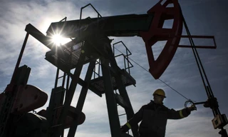 Mỹ đang khai thác dầu mỏ một cách cầm chừng, trong khi Nga và Saudi Arabia đã đồng ý cắt giảm sản lượng khai thác dầu