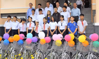 BẢN TIN TÌNH NGUYỆN: Trao học bổng cho con em đồng bào dân tộc