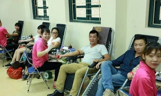 Nhiều phụ huynh tham gia hiến máu trong ngày hội hiến máu.