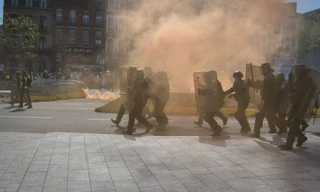 Cảnh sát chống biểu tình di chuyển giữa khói mù trong cuộc biểu tình lần thứ 22 liên tiếp vào ngày thứ bảy của phong trào 'Áo vàng'