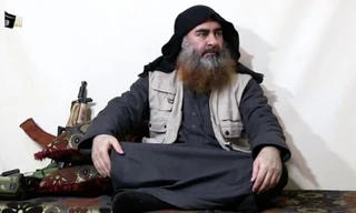 Người đàn ông râu rậm xuất hiện cùng thủ lĩnh IS Abu Bakr al-Baghdadi trong đoạn video được IS công bố vào ngày 29/4 mới đây