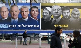 Tấm biển vận động tranh cử tại Israel. Bên trái là hình ảnh ứng viên Benny Gantz, bên phải là đương kim Thủ tướng Benjamin Netanyahu