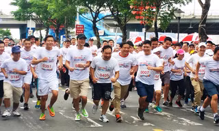 Các lãnh đạo của Hội Doanh nhân trẻ Đà Nẵng, ngân hàng SeABank và các doanh nghiệp tại Đà Nẵng cũng tham gia giải chạy