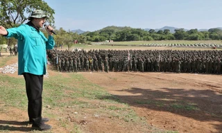 Tổng thống Venezuela Nicolas Maduro động viên các chiến sĩ tại Trường Quân sự Bolivar